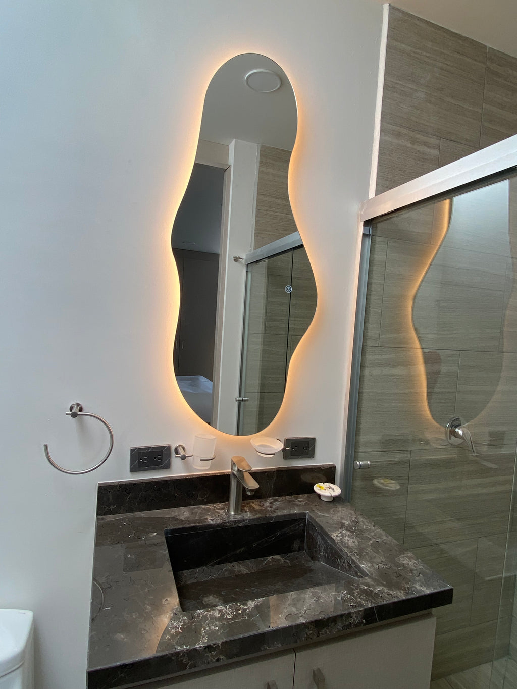 Espejo Aura G 120x52 Espejo LED Irregular con 3 Tonos de Luz