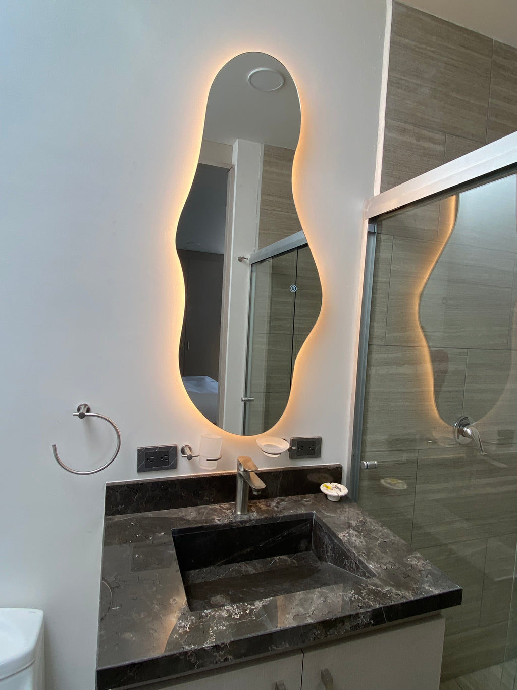 Espejo Aura G 120x52 Espejo LED Irregular con 3 Tonos de Luz