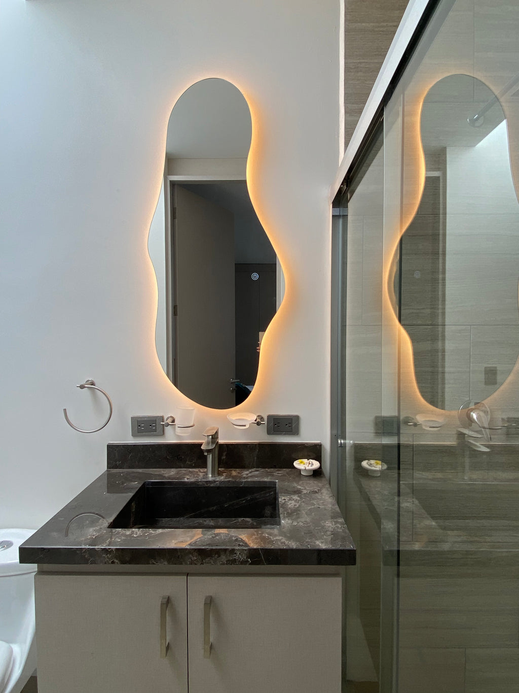 Espejo Aura G 120x52 Espejo LED Irregular con 3 Tonos de Luz