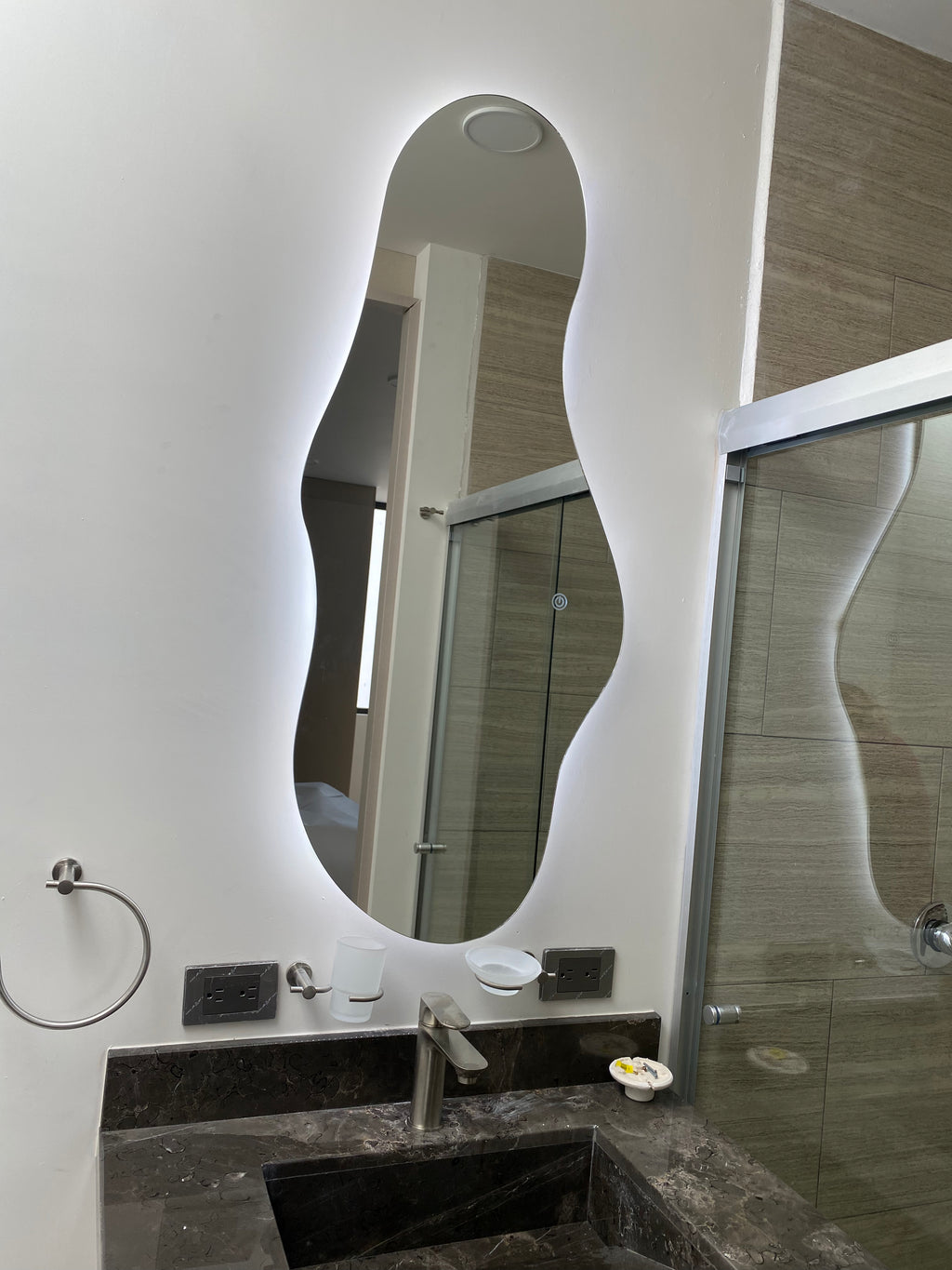 Espejo Aura G 120x52 Espejo LED Irregular con 3 Tonos de Luz